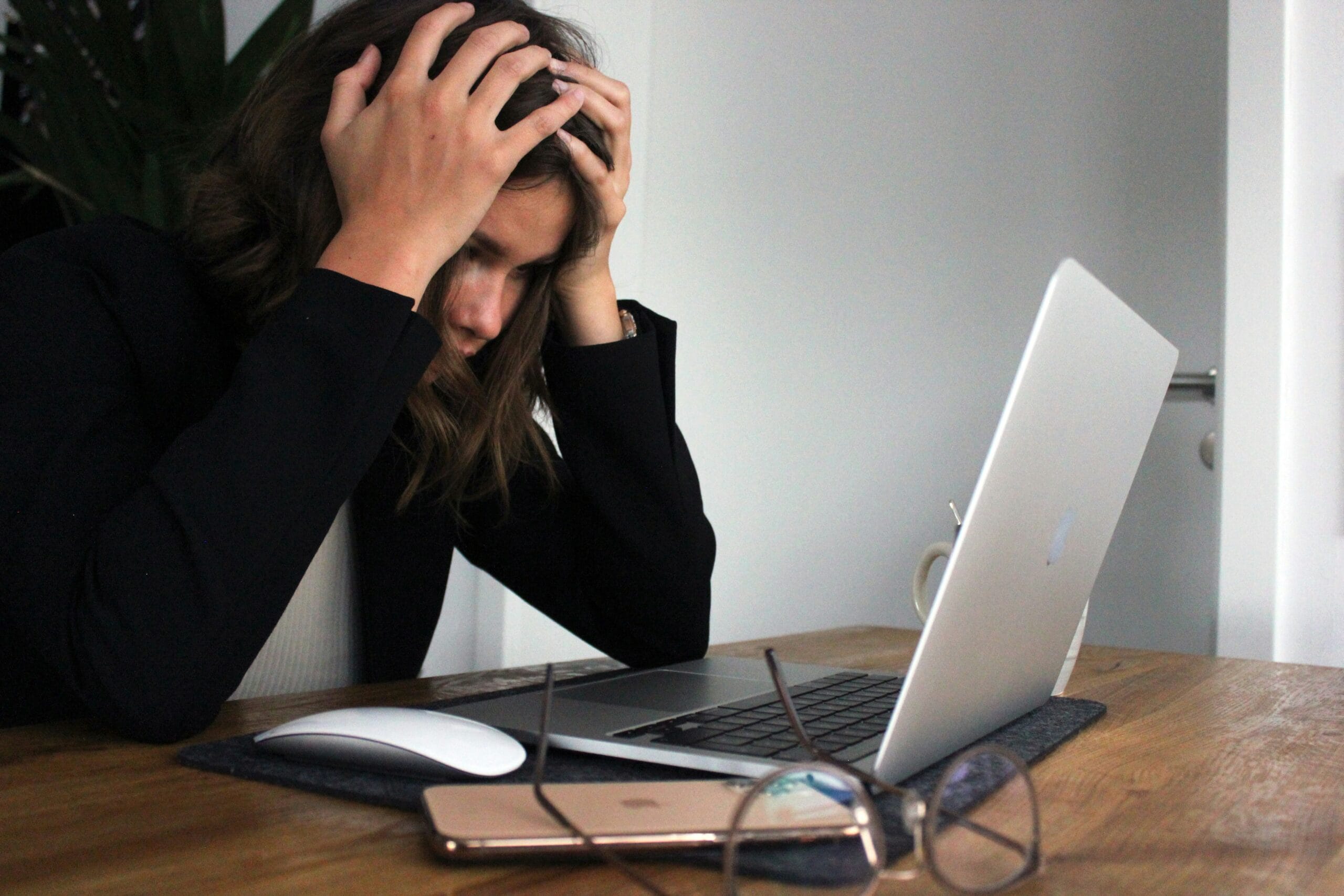 Werkgerelateerd verzuim kost werkgevers € 8,3 miljard. PSA zoals stress en werkdruk speelt daarin een hoofdrol, blijkt uit TNO’s Arbobalans.