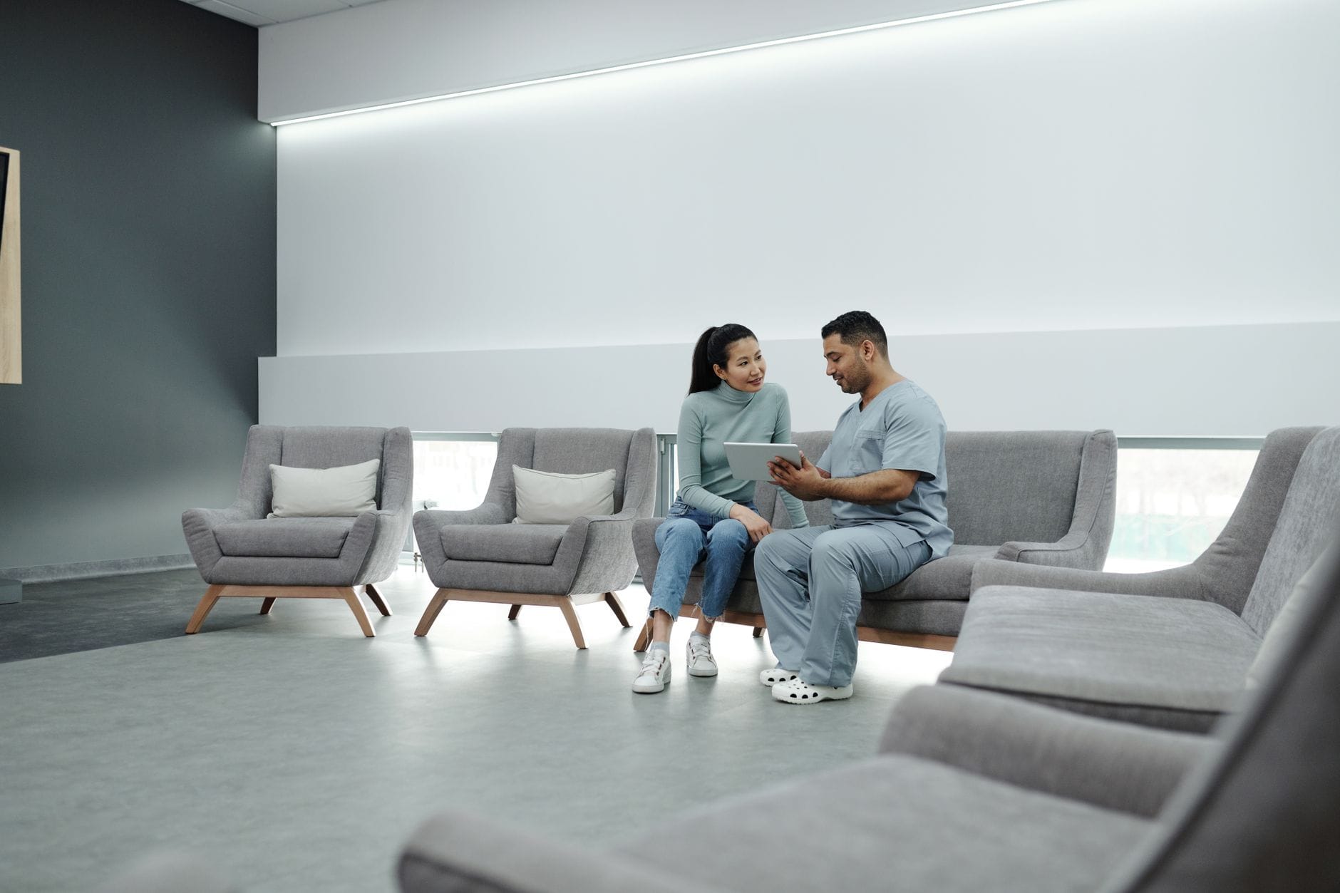 Huisarts in gesprek met patiënt in de wachtkamer