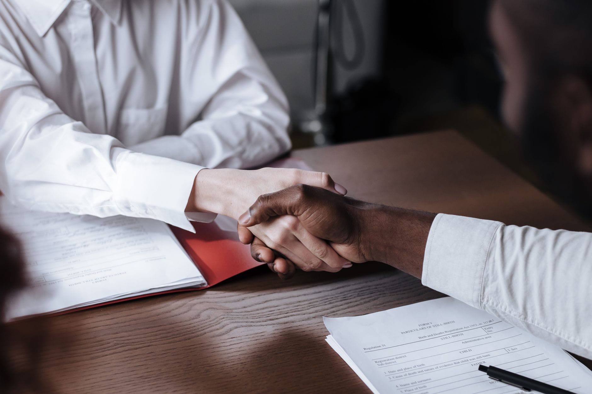 Werkgevers nemen geregeld kandidaten aan die niet aan alle functie-eisen voldoen Sollicitatiegesprek, symbool voor werven op vaardigheden in plaats van diploma's