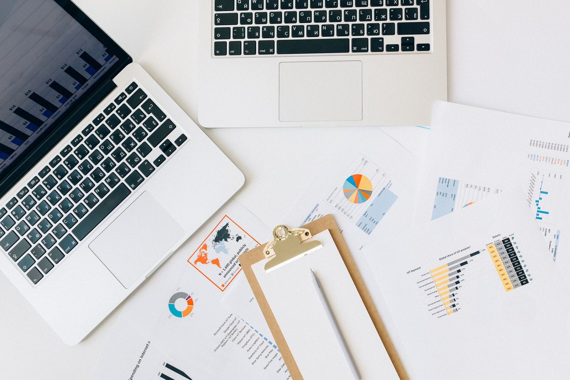 Economisch rapport met grafieken op een bureau