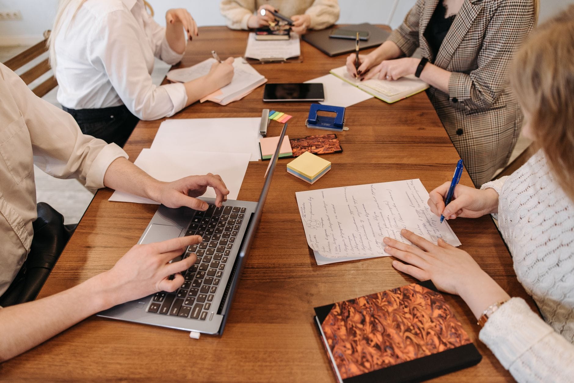 RNVC denkt mee over vereenvoudiging Poortwachterproces Werksessie met aantekeningen, laptop en memoblokjes op een vergadertafel