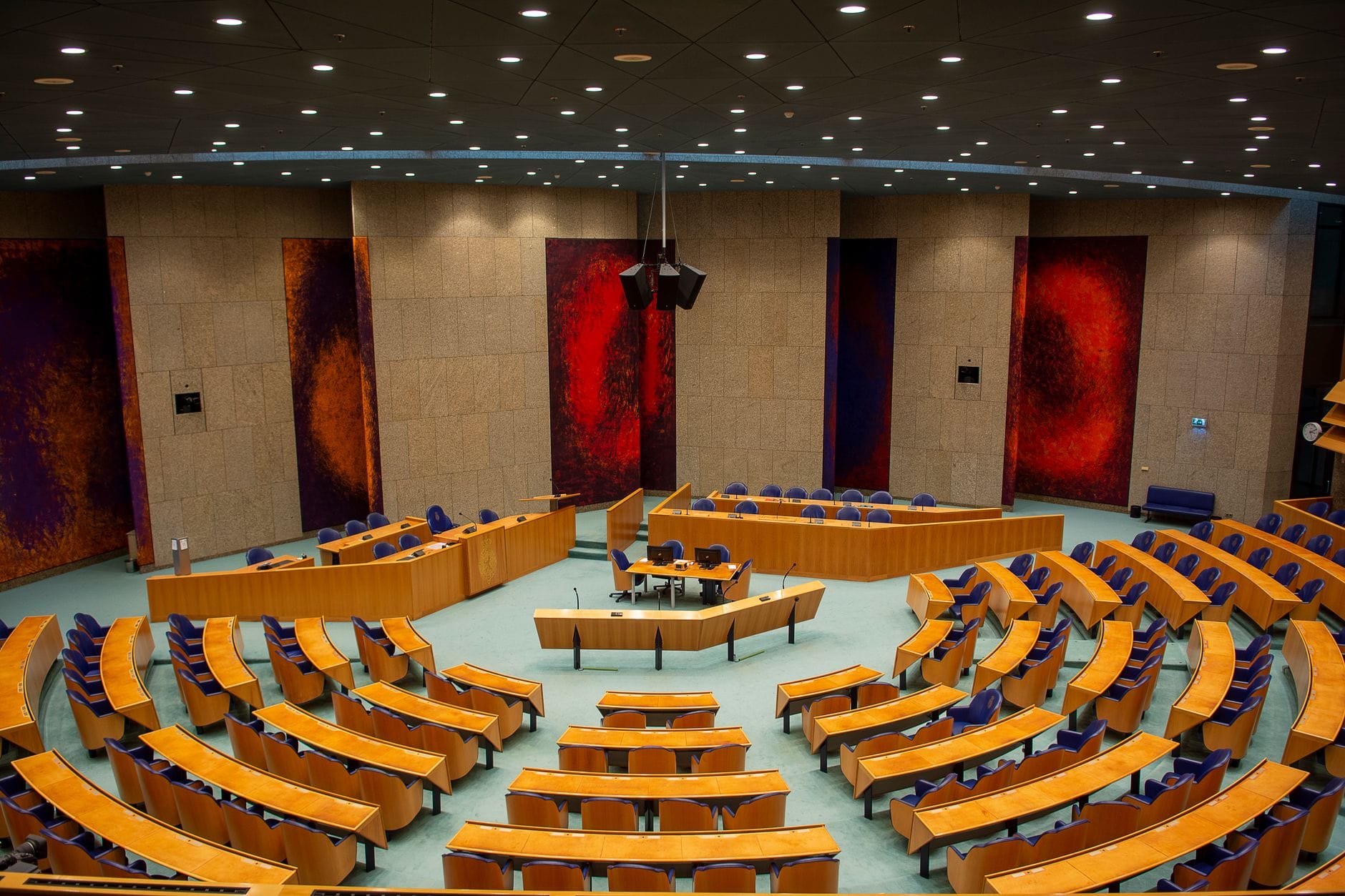 Vergaderzaal van de Tweede Kamer met blauwe zetels